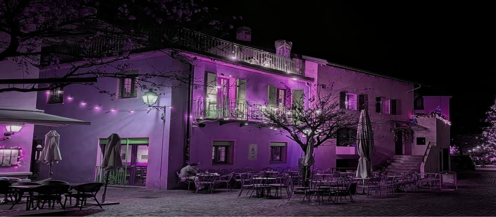 Place de la vieille ville de Sion éclairée la nuit